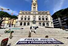 Produtores de leite perdem 200 vacarias e manifestam-se com 200 pares de botas no Porto