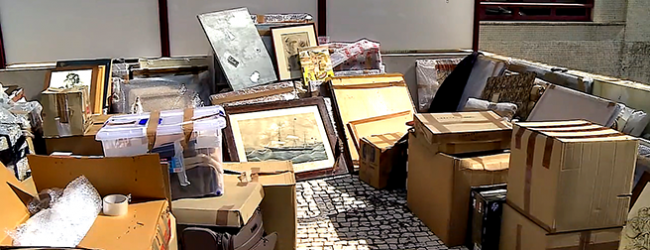 Centenas de obras assinadas por Porta Missé abandonadas à porta de prédio em Vila do Conde