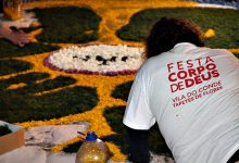 Mil pessoas dão forma aos tradicionais Tapetes de Flores no Corpo de Deus de Vila do Conde
