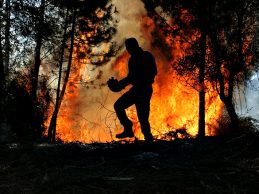 Companhia Esquiva estreia peça sobre incêndios e dá receita aos Bombeiros de Mondim de Basto