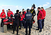 Buscas de três náufragos no mar da Nazaré parcialmente suspensas durante a noite