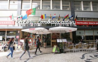PCP quer respostas do Governo para os 16 despedidos do Café Embaixador no Porto