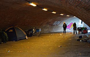 Sem-abrigo do Porto refugiados em tendas para fugir ao frio que assola a cidade Invicta