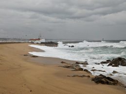 Sete distritos de Portugal sob aviso amarelo hoje e terça feira devido a agitação marítima
