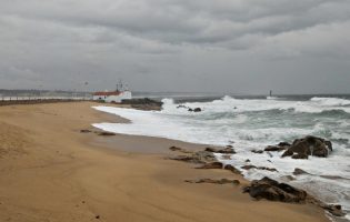 Sete distritos de Portugal sob aviso amarelo hoje e terça feira devido a agitação marítima