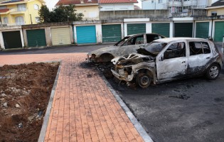 Dois carros arderam esta noite em Vila do Conde