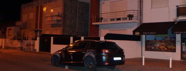 Carro fica sem rodas e é vandalizado em Vila do Conde