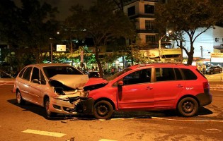 Acidente de viação nas Caxinas danifica dois automóveis