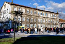 Comissão de Utentes do Centro Hospitalar Póvoa de Varzim/Vila do Conde protestam em frente ao Hospital