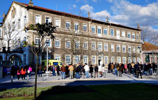Comissão de Utentes do Centro Hospitalar Póvoa de Varzim/Vila do Conde protestam em frente ao Hospital