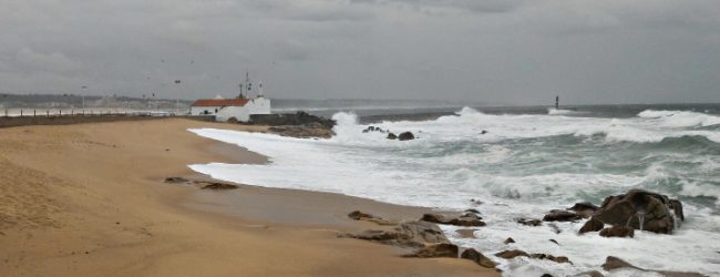 IPMA coloca sete distritos da costa em aviso laranja devido a ondas grandes