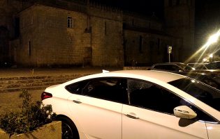 Carros assaltados e vandalizados atrás da Igreja Matriz de Vila do Conde