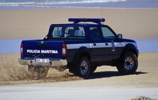 Polícia Marítima e Autoridade Tributária detetam infrações em bares de praia do Norte do País
