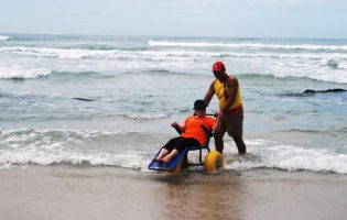 Cadeira anfíbia para pessoas portadoras de deficiência roubada em praia de Mindelo