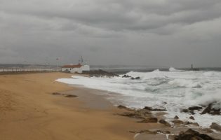 Mar agitado em Vila do Conde e Póvoa de Varzim com ondas de 7 metros