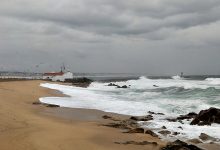 Tempestade Félix coloca litoral de Portugal em aviso laranja