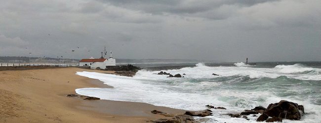 Tempestade Félix coloca litoral de Portugal em aviso laranja
