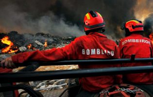 Incêndio perto da estação de metro de Santa Clara de Vila do Conde consome mato