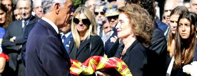 Entrega da bandeira de Portugal a mulher de Freitas do Amaral encerra cerimónias fúnebres
