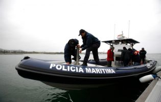 Três pescadores resgatados ao largo de Vila Chã em Vila do Conde após embarcação encalhar