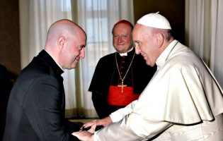 Papa Francisco benze no Vaticano auscultadores de DJ Padre Guilherme da Póvoa de Varzim