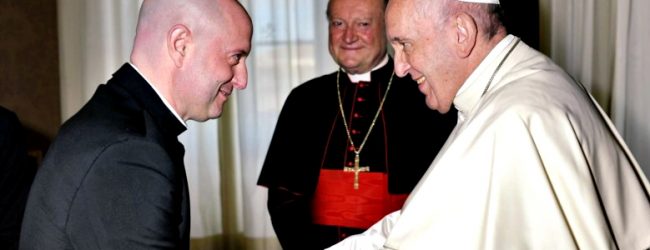 Papa Francisco benze no Vaticano auscultadores de DJ Padre Guilherme da Póvoa de Varzim
