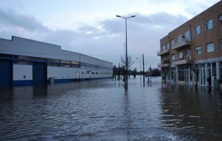 Subida das margens do rio Ave corta estrada que serve zona industrial de Vila do Conde