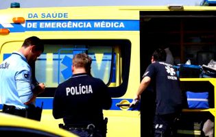 Colisão entre dois carros na Estrada Nacional 104 de Vila do Conde causa dois mortos e dois feridos