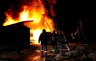 Incêndio em fábrica de painéis solares na Póvoa de Varzim destrói um terço da unidade fabril