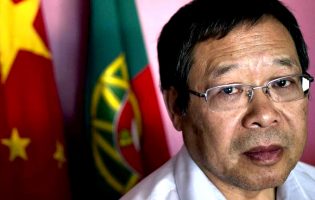 Empresário Y Ping Chow convida Cláudia Pereira e Elisa Ferraz para almoçar em restaurante chinês