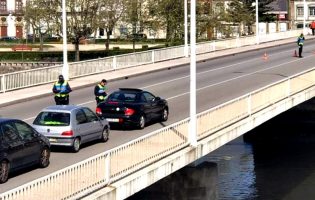 PSP fiscaliza entrada de pessoas pela ponte de Vila do Conde para evitar propagação da Covid-19