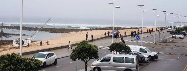 Veleiro sueco que saiu do Funchal encalhou em praia rochosa de Caxinas em Vila do Conde