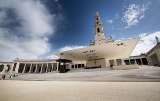 Bispo diz que celebrações do 13 de Maio em Fátima se mantêm mas sem peregrinos