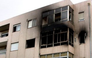 Fogo destrói apartamento na Póvoa de Varzim e provoca quatro feridos por inalação de fumo