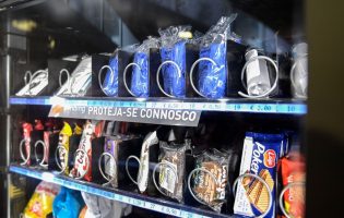 Máquinas da Metro do Porto com máscaras e luvas descartáveis e álcool em gel para venda