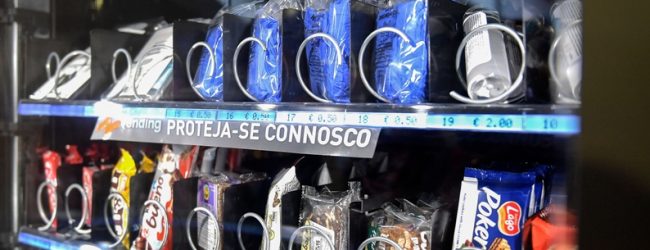 Máquinas da Metro do Porto com máscaras e luvas descartáveis e álcool em gel para venda
