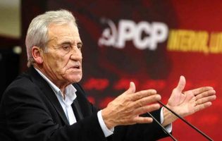 PCP ataca “escândalo da transferência de milhares de euros” de custos para o Estado