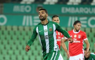 Benfica vence Rio Ave com nove por duas bolas a uma num jogo polémico em Vila do Conde