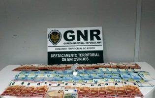 Homem detido em Vila do Conde com 53 doses de cocaína, 14 de haxixe e 1.428 euros em dinheiro