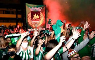 Centenas de adeptos do Rio Ave festejam nos Arcos a qualificação da equipa para Europa