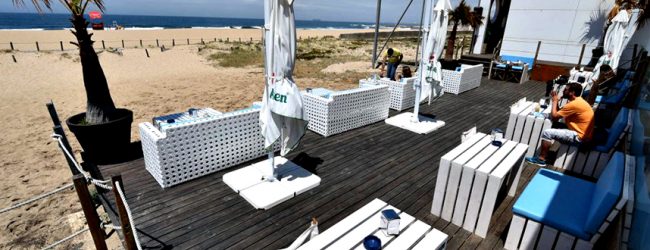 Covid-19 causou esplanadas vazias e barracas por alugar nas praias de todo o Norte de Portugal