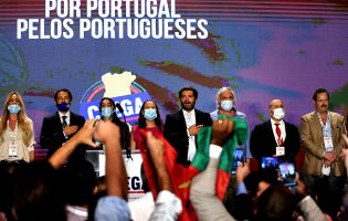 Militante do Chega de Vila do Conde sobe à tribuna para discursar na II Convenção do partido