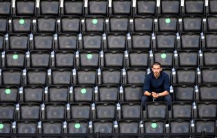 Adeptos separados por cinco lugares no primeiro jogo com público da I Liga devido à Covid-19