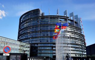 Eurodeputados do PSD e PS defendem acesso condicionado a fundos da UE por Estado de direito