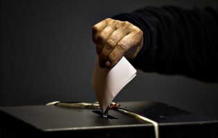PS e PSD consensualizam regras para eleitores confinados devido à Covid-19 votarem em 2021