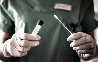 Período médio entre início de sintomas da Covid-19 e diagnóstico da doença em Portugal é 3 dias