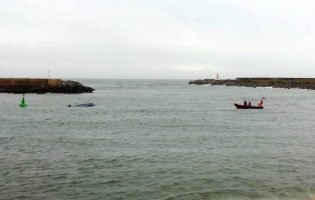 Pescadores resgatados da água depois de barco afundar no porto de pesca da Póvoa de Varzim