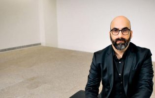 Valter Hugo Mãe reúne memórias de “um tempo feliz” no seu novo livro intitulado “Contra Mim”