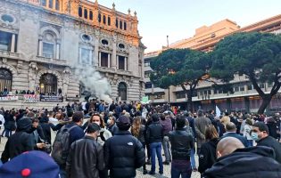 Setor da restauração, bares e comércio de luto manifesta-se e queima caixões em pleno Porto