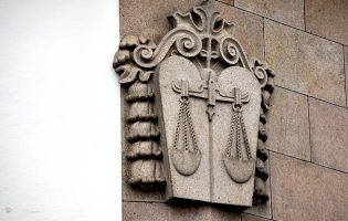 Irmãos gémeos fugitivos do Tribunal de Instrução Criminal condenados a 12 e 15 anos de prisão